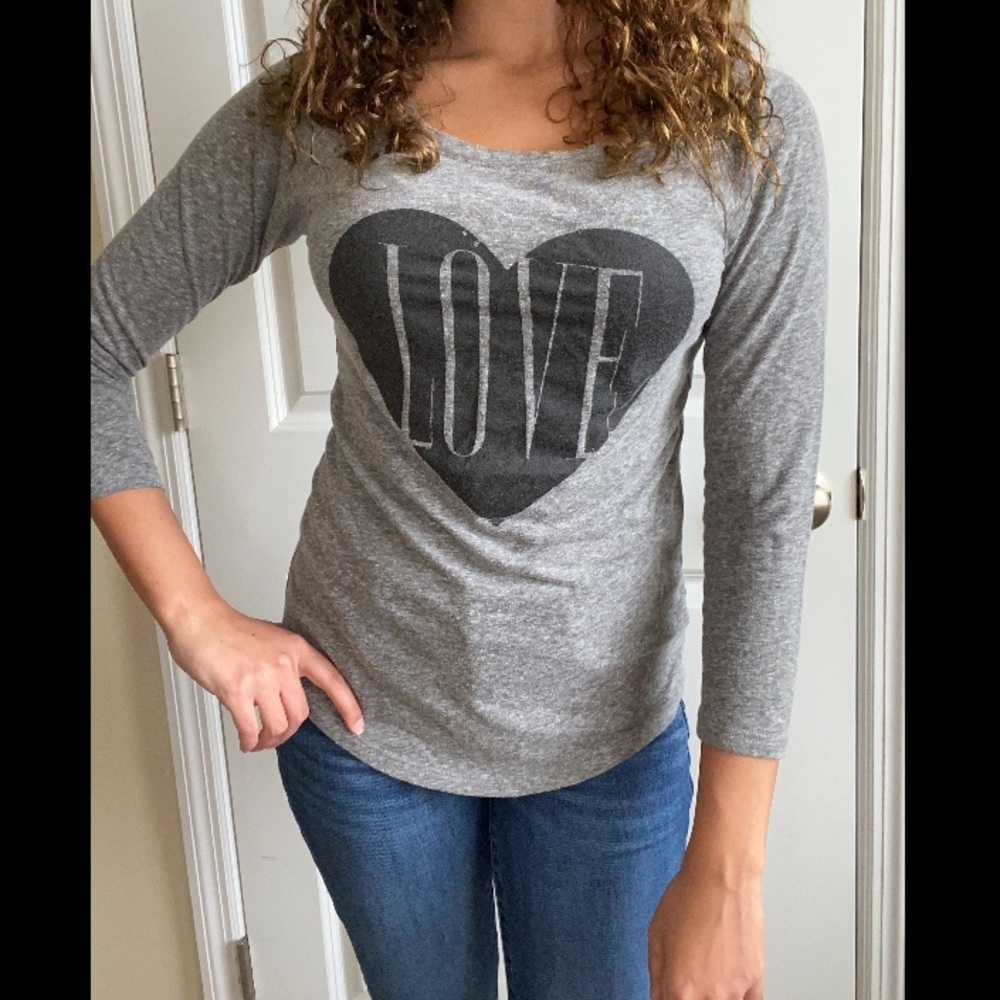 American Eagle grey black heart love shirt